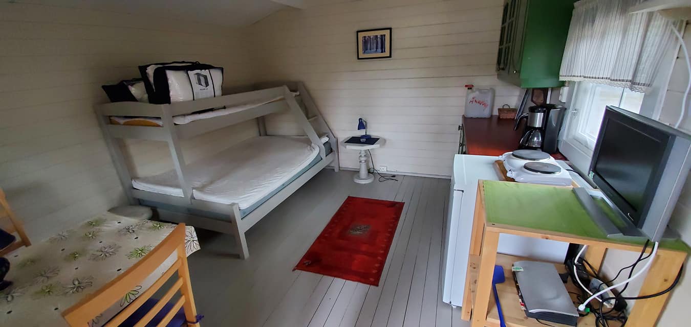 Storsjøsenteret Åkestrømmen utleie av hytte - liten hytte med seng og kjøkken